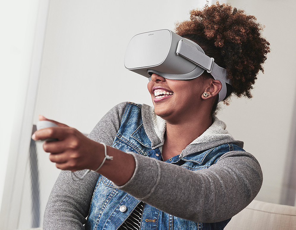 femme qui a un casque de réalité virtuelle